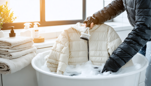 découvrez toutes les astuces pour laver votre doudoune chez vous et la garder comme neuve. conseils pratiques, erreurs à éviter et étapes faciles pour un nettoyage efficace sans l'abîmer.