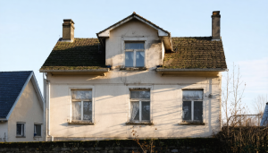 découvrez les enjeux autour du report de l'interdiction de location des passoires thermiques et ce que cela signifie pour les propriétaires et locataires.